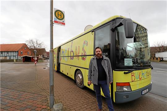 Mit Leidenschaft geht Bücherbusfahrer Norman Bläß seiner Arbeit nach. Er kutschiert mit Bibliothekarkollegin Heike Schüttenhelm an Bord nicht nur die wertvolle Fracht von rund 4500 Medien regelmäßig durch den Landkreis, sondern steht auch selbst hinter der Ausleihtheke. Diese ist direkt an das Fahrerhaus angegliedert und im Zuge der Pandemie mit einer Schutzscheibe versehen. Fotos: Jambrek