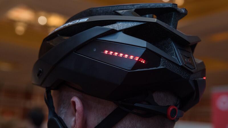 10 Punkte, wie Radfahrer sich und ihr Fahrrad schützen Mit Licht und Sturzsensor: In einigen Helmen steckt viel Technik.