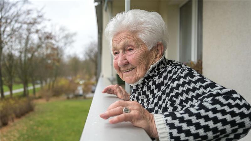 Weltweit älteste Turnerin Johanna Quaas wird 100 Jahre alt Mit Liegestützen am Balkongeländer hält sich Quaas fit.
