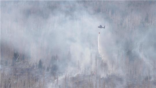 Mit Löschhubschraubern wird im September das Feuer am Brocken bekämpft. Insgesamt fünf Löschhubschrauber sind im Einsatz. Foto: picture alliance/dpa/nordwestmedia/NMW | Christian Butt
