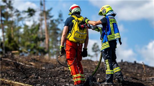 Mit Löschrucksäcken gehen die Feuerwehrleute etwa gegen Glutnester vor. 