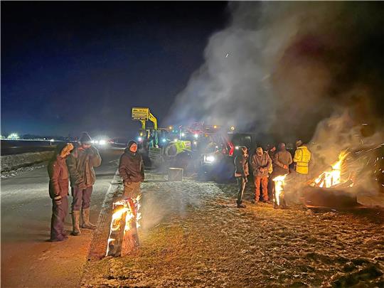 Mit Mahnfeuern am Erdbeerfeld in Jerstedt haben Landwirte aus der Region regelmäßig gegen die Politik der Ampelregierung demonstriert. Jetzt wurden die Termine abgesagt, weil Landwirte befürchten, von fragwürdigen Gruppen aus dem Raum Blankenburg unterwandert zu werden.  Foto: Privat