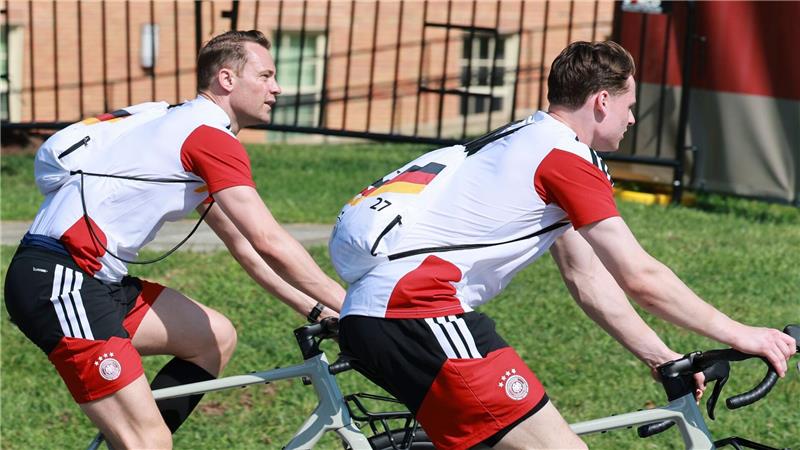 Mit Manuel Neuer (l.) versteht sich Jonas Urbig (r.) sehr gut. 
