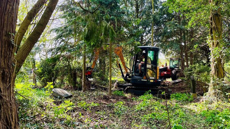 Abbenröder verwandeln Urwald an ihrer Kirche in einen Friedhain Mit Maschinenunterstützung rücken die Abbenröder an, um den verwildert-verwunschen wirkenden ehemaligen Gottesacker in einen Friedhain zu verwandeln.