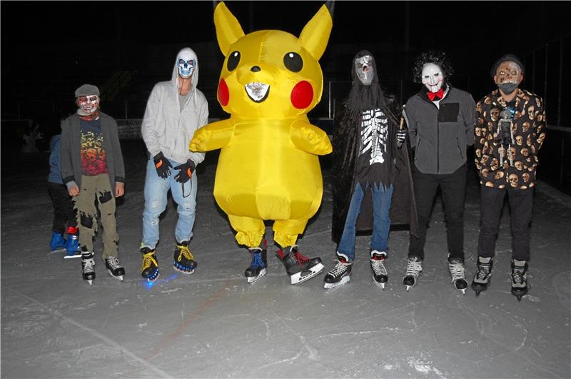 Mit Maske und Schlittschuhen feiern die Gäste ihre Halloween-Party im Eisstadion. Wegen der Corona-Regelungen sind es insgesamt nur 100 Besucher. Fotos: Breutel