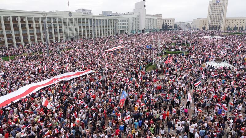„Letzter Diktator Europas“: Lukaschenko feiert Jubiläen Mit Massenkundgebungen gegen Machthaber Alexander Lukaschenko traten die Menschen 2020 für einen Wandel ein, bis die Proteste gewaltsam niedergeschlagen wurden. (Archivbild)