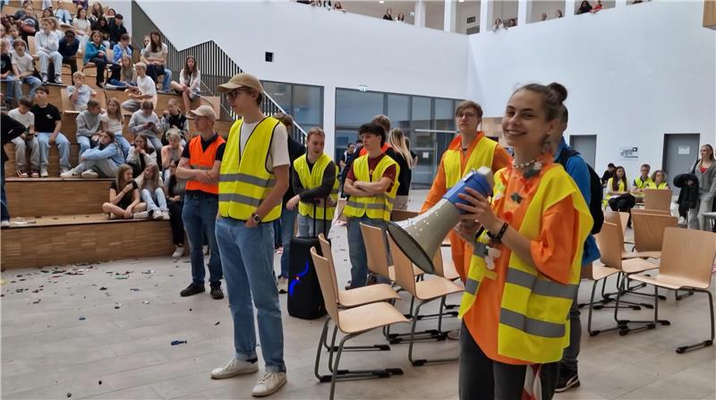 Mit Megafon und Warnweste ausgestattet, geht es in die nächste Runde der Reise nach Jerusalem.