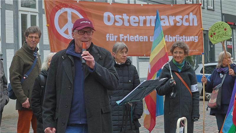 Mit Mikro: Veranstaltungsleiter Gerhard Stein begrüßt die Teilnehmer auf dem Jakobikirchhof.