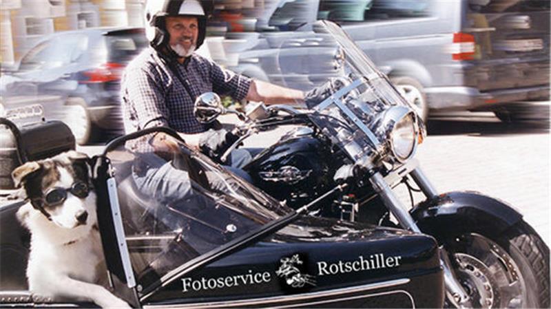 Mit Mischlingshund Otto im Beiwagen wird Rudi Rotschiller oft zum Blickfang.