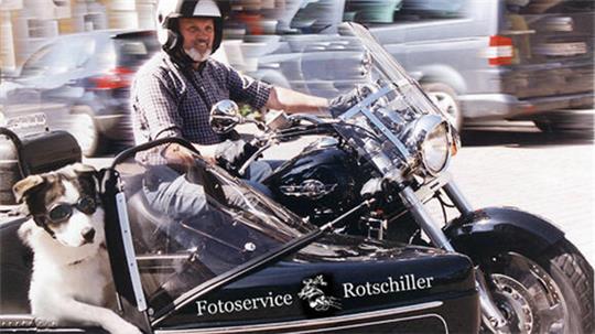 Mit Mischlingshund Otto im Beiwagen wird Rudi Rotschiller oft zum Blickfang.