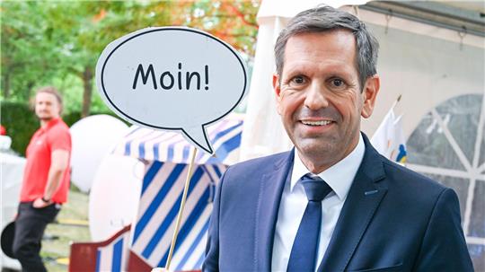 Mit Moin und Strandkorb: Regierungschef Lies beim Sommerfest der Landesregierung in Berlin. (Archivbild)