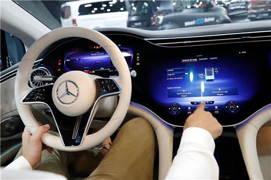 Mit Multi-Milliarden-Investitionen versuchen die deutschen Hersteller, Antriebsplattformen und IT-Systeme aus einem Guss selbst zu entwickeln.