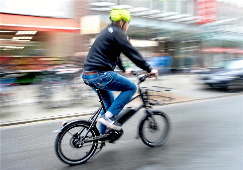 Mit Muskelkraft und elektronischer Unterstützung unterwegs: Wer gern mit dem E-Bike fährt, kann jetzt an 27 neuen Strom-Tankstellen im Harz auftanken.  Foto: dpa