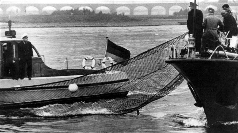 Mit Netzen und Stangen versuchten Helfer, den Wal in die richtige Richtung zu lenken - vergebens. (Archivbild)