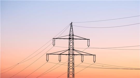 Mit Notfallplänen und Überungen rüsten sich die Netzbetreiber gegen mögliche Anschläge auf Stromleitungen. (Symbolfoto)