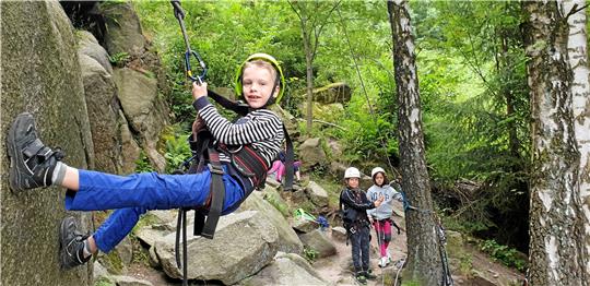 Mit Outdoor- und Survival-Trainer Lars Spanger geht es beim Osterferienpass auf Klettertour.  Foto: GZ-Archiv