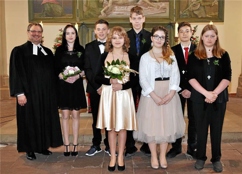 Feierliche Konfirmation in Zellerfeld und Wildemann Mit Pastor André Dittmann feierten Luca-Marie Bothe, Amelie Lampe, Leonie Pelz, Jannes Pelz, Joe Rieke, Kevin Röske und Celina Weber ihre Einsegnung. Foto: Rotschiller