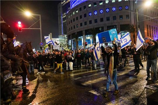 Proteste in Israel: Für Geisel-Deal und gegen Netanjahu Mit Pferden gehen Polizisten gegen die Regierungsgegner in Tel Aviv vor.