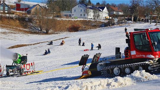 Mit Pistenraupe und Schneekanone sind die Städtischen Betriebe Braunlage im Teichtal am Start. Sie wollen den Rodelhang für Schlittenfahrer präparieren.