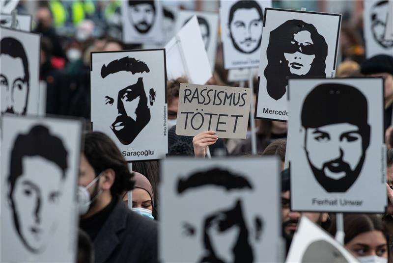 Hanau-Ausschuss: Polizist weist auf Probleme in Tatnacht hin Mit Plakaten und Bildern der Ermordeten erinnern Teilnehmer einer Gedenkveranstaltung an die Opfer des rassistischen Anschlags von Hanau am 19. Februar 2020.