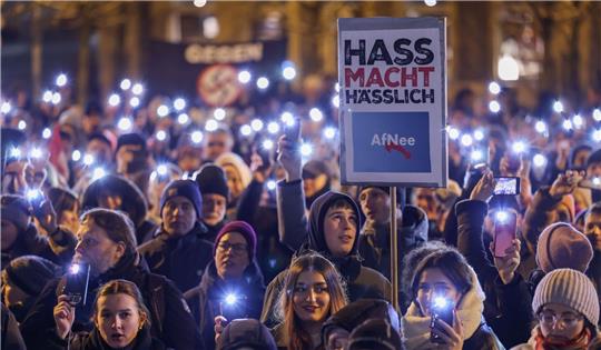 Mit Plakaten und Sprechchören haben am Dienstagabend rund 1600 Menschen auf dem Marktplatz in Schwerin gegen die AfD und Rechtsextremismus demonstriert.