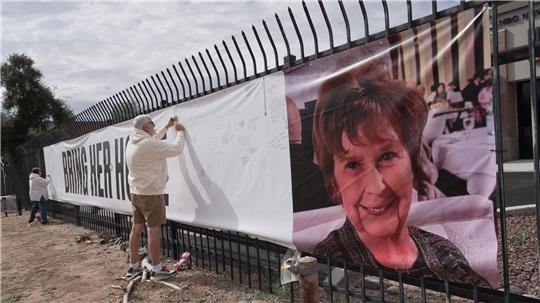 Mit Plakaten versuchen Anwohner die Suche nach der verschwundenen Seniorin Nancy Guthrie in Tuscon, Arizona, zu unterstützen. 