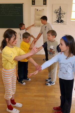 Ferienpass in Schladen-Werla: Anmeldungen noch möglich Kinder gestikulieren beim Präventions- und Selbstsicherheitstraining