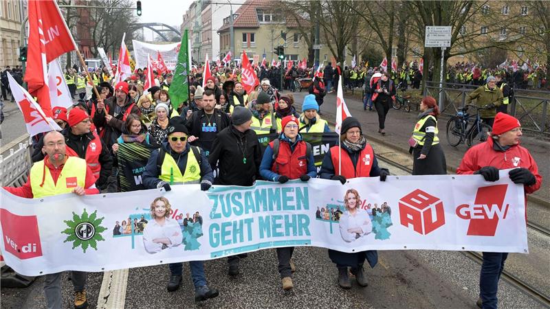 Mit Protesten begleiteten Beschäftigte die Verhandlungen in Potsdam. 