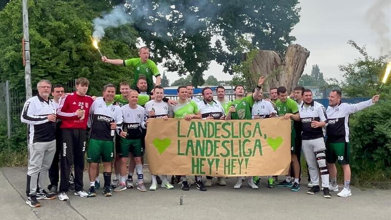 Langelsheimer schicken feurigen Gruß an die Landesliga Mit Pyrotechnik in die Landesliga. Die HSG Langelsheim/Astfeld feiert nach erfolgreicher Relegation in Fallersleben den Aufstieg. Links im Bild Trainer Jens Märsch.