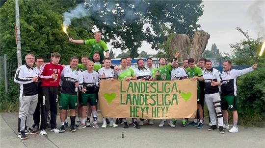 Mit Pyrotechnik in die Landesliga. Die HSG Langelsheim/Astfeld feiert nach erfolgreicher Relegation in Fallersleben den Aufstieg. Links im Bild Trainer Jens Märsch.