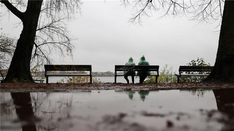 Mit Regencape den Tag genießen: Im Norden dominiert derzeit der Regen.