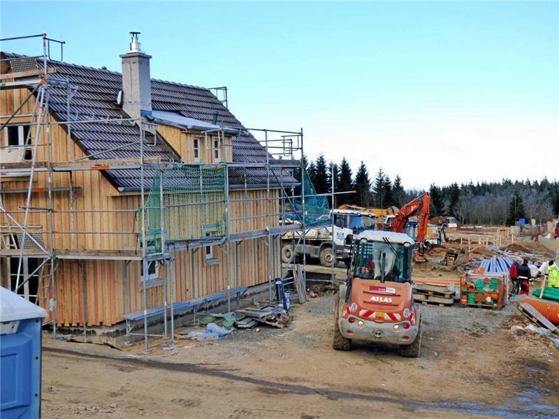 Mit Riesenschritten geht es auf der Baustelle westlich der B 6 voran. „Pro Woche schaffen wir zwei Häuser“, sagt Projektleiter Frank Wodsack.  Fotos: Ebeling