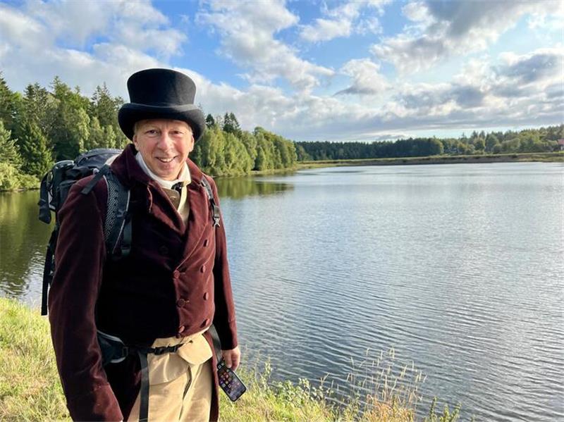 Ein Wernigeröder folgt der Route des großen Dichters Mit Rucksack, Zylinder, Samtgewand im Biedermeier-Stil und Handy in der Hand: Michel Lütje auf Heinrich Heines Spuren unterwegs im Harz.
