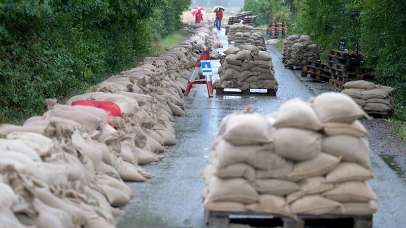 Hochwasser von Polen bis Österreich: Deutschland rüstet sich Mit Sandsäcken gegen die Fluten: Die Österreicher bauen Dämme auf.