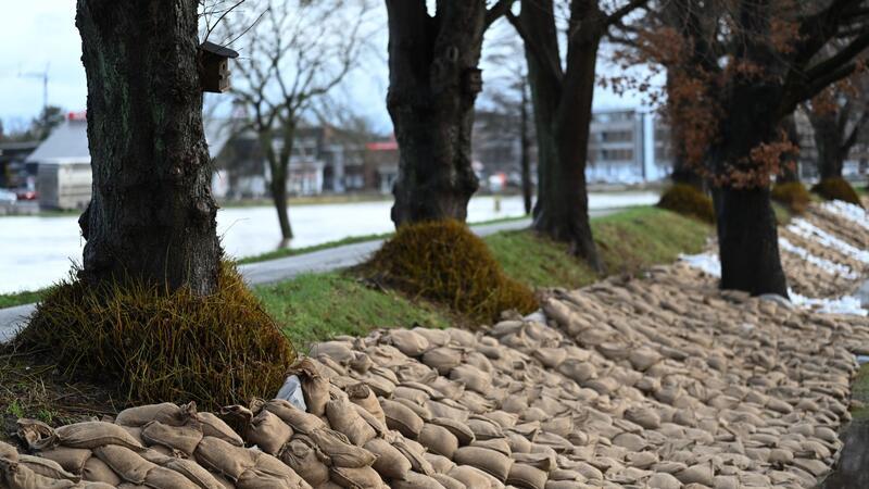 Wie sich Kommunen gegen Starkregen schützen wollen Mit Sandsäcken wurden Deiche nach wochenlangem Hochwasser in Meppen zum Jahreswechsel gesichert. (Archivbild)