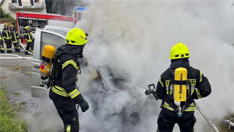 Mit Schaum ersticken die Einsatzkräfte der Feuerwehr Braunlage die Flammen.