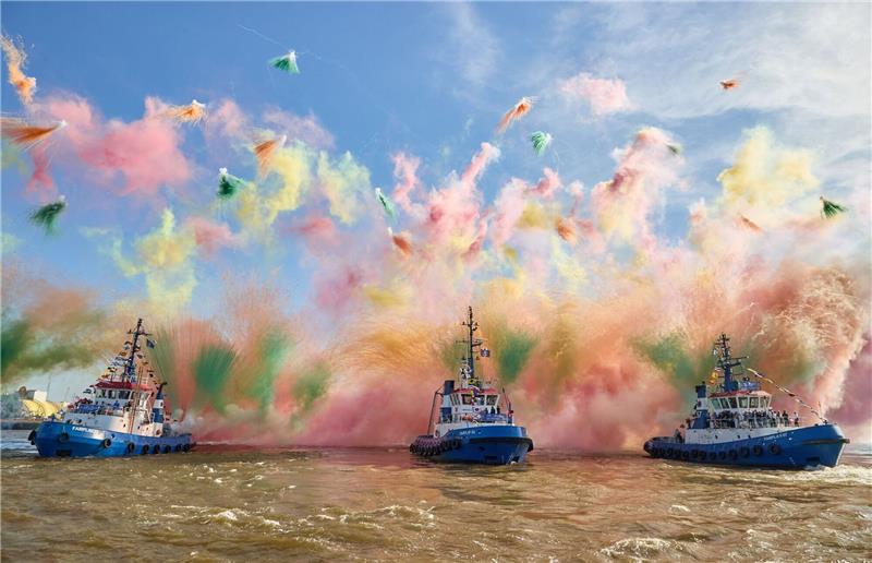 Mit Schlepperballett und Farbbomben: Der Hamburger Hafen feiert Geburtstag.