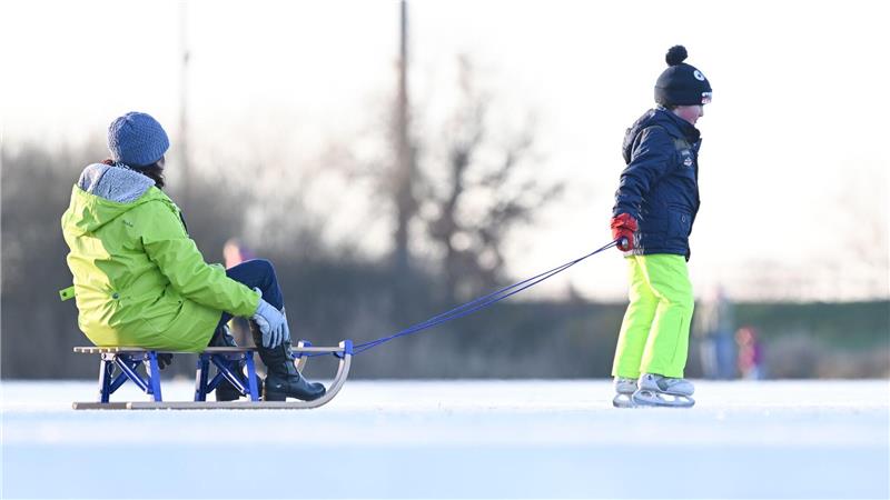 Mit Schlitten und Schlittschuhen ging es aufs Eis.