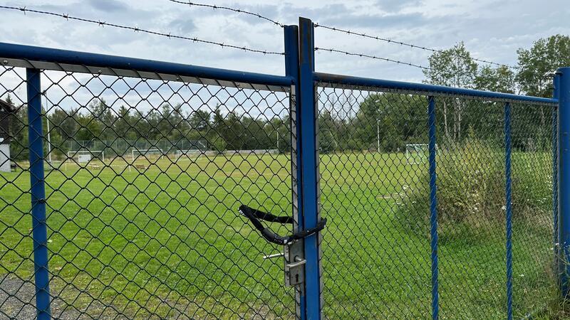 Streit um Jugendliche, die auf dem Sportplatz Fußball spielen Mit Schloss und Stacheldraht ist der Zaun zu den Sportplätzen in Hohegeiß gesichert.