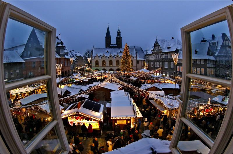 Aktuelle Rankings: Goslars Weihnachtsmarkt ist Spitze Mit Schnee auf den Dächern ist er noch schöner: Der Goslarer Weihnachtsmarkt. Foto: Epping