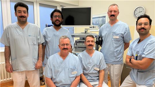 Mit Schnurrbart für die Männergesundheit: Das Team der Klinik für Urologie am Helios Klinikum Salzgitter setzt ein humorvolles Zeichen für eine ernste Botschaft – Vorsorge rettet Leben!