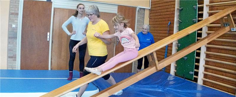 Mit Schwung geht es die Bankrutsche hinunter. Fotos: Schlegel