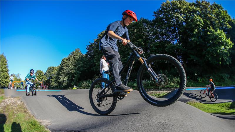 Durch den Harz auf zwei Rädern: Diese Sportart begeistert die Kids Mit Schwung über die Wellen: Die jungen Mountainbiker der Nordharzer Radsportgemeinschaft probieren den Pumptrack am alten Bahnhof in Clausthal-Zellerfeld aus.