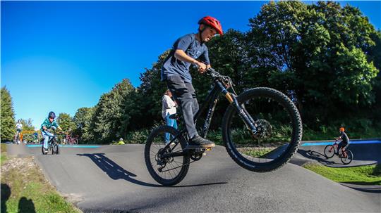Mit Schwung über die Wellen: Die jungen Mountainbiker der Nordharzer Radsportgemeinschaft probieren den Pumptrack am alten Bahnhof in Clausthal-Zellerfeld aus.