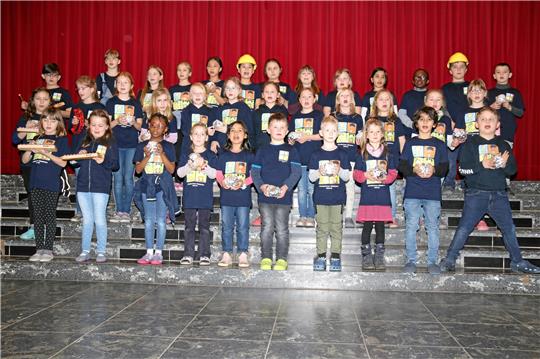 Mit Silber in der Hand singen Schüler der Grundschule Jürgenohl das Steigerlied für die GZ-Aktion.  Archivfoto: Hildebrand