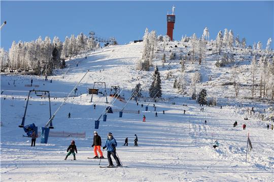Mit Ski und Snowboard sausen Wintersportbegeisterte am Samstag bei herrlichem Wetter den Wurmberg bei Braunlage hinunter. Im Hasental bei Hohegeiß hingegen wird mit dem Schlitten gerodelt (rundes Bild). Foto: Neuendorf