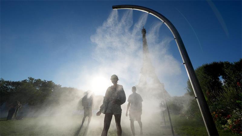Mit Sprühnebelduschen will Paris seinen Bewohnerinnen und Bewohnern Abkühlung verschaffen. (Archivbild)