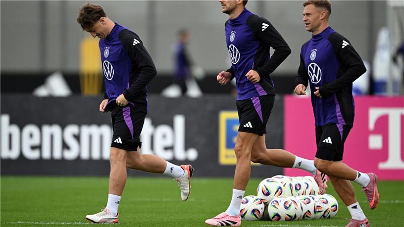 Trikot, Ticket, Titel: Nagelsmann zündet nächste WM-Stufe Mit Stiller, Goretzka, Kimmich sprach Nagelsmann vor dem Training am Dienstag.