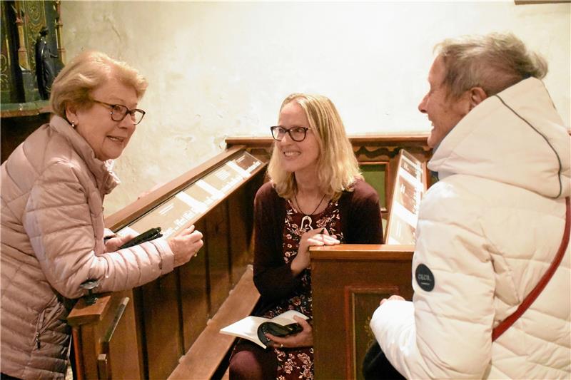 Hospizverein Goslar: Die Trauer muss durchlitten werden Mit Tania Pettersson (Mitte) durch das Grau ins Leben: Sie wird sogleich um Autogramme gebeten. Fotos: Kempfer