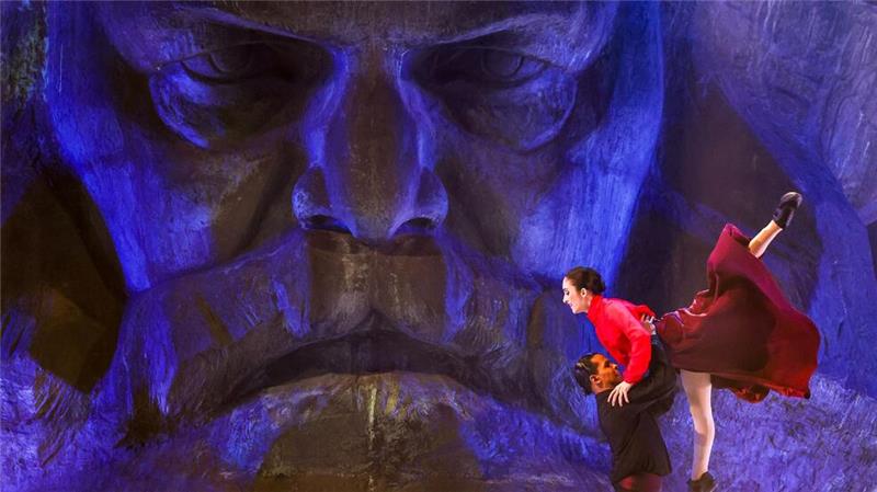Marx, Munch und viele Macher: Chemnitz ist Kulturhauptstadt Mit Tanz ins Kulturhauptstadtjahr: eine Tango-Aufführung vor dem Chemnitzer Marx-Monument.